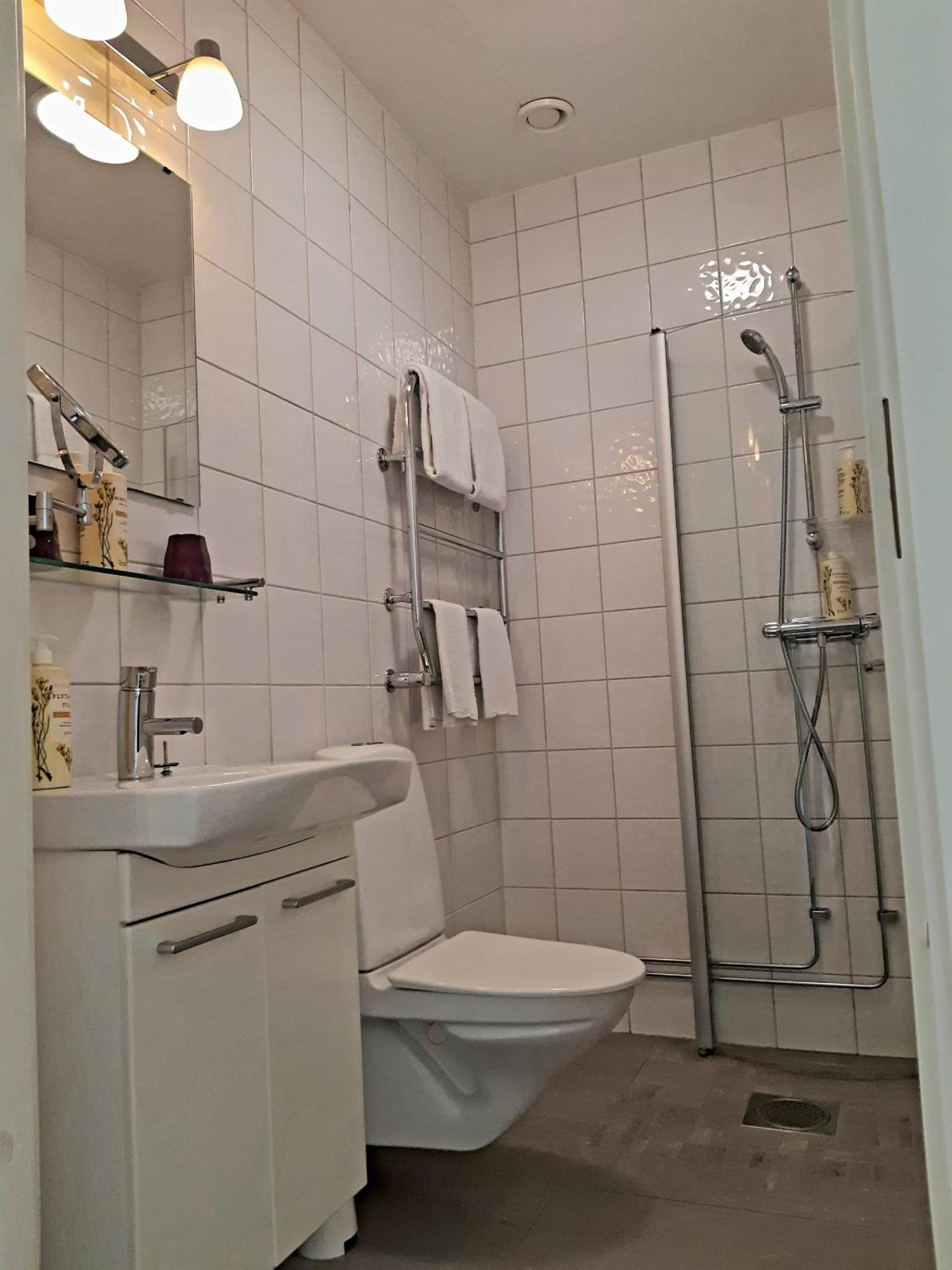 Naerebo Gardshotell & Restaurang Lidköping Exteriör bild